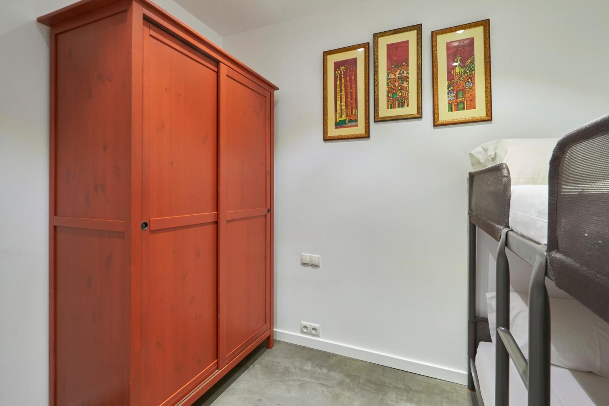64 Apartment In A Typical Barcelona'S Old Building Exterior foto